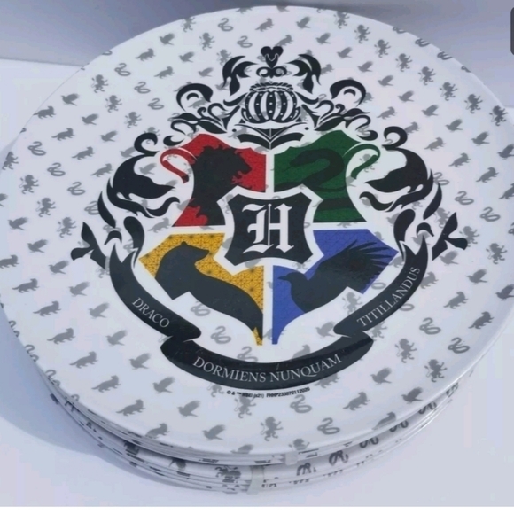 NEW Harry Potter Set of 4 Melamine Dinner Hogwarts Crest Plates 10" - Picture 1 of 4